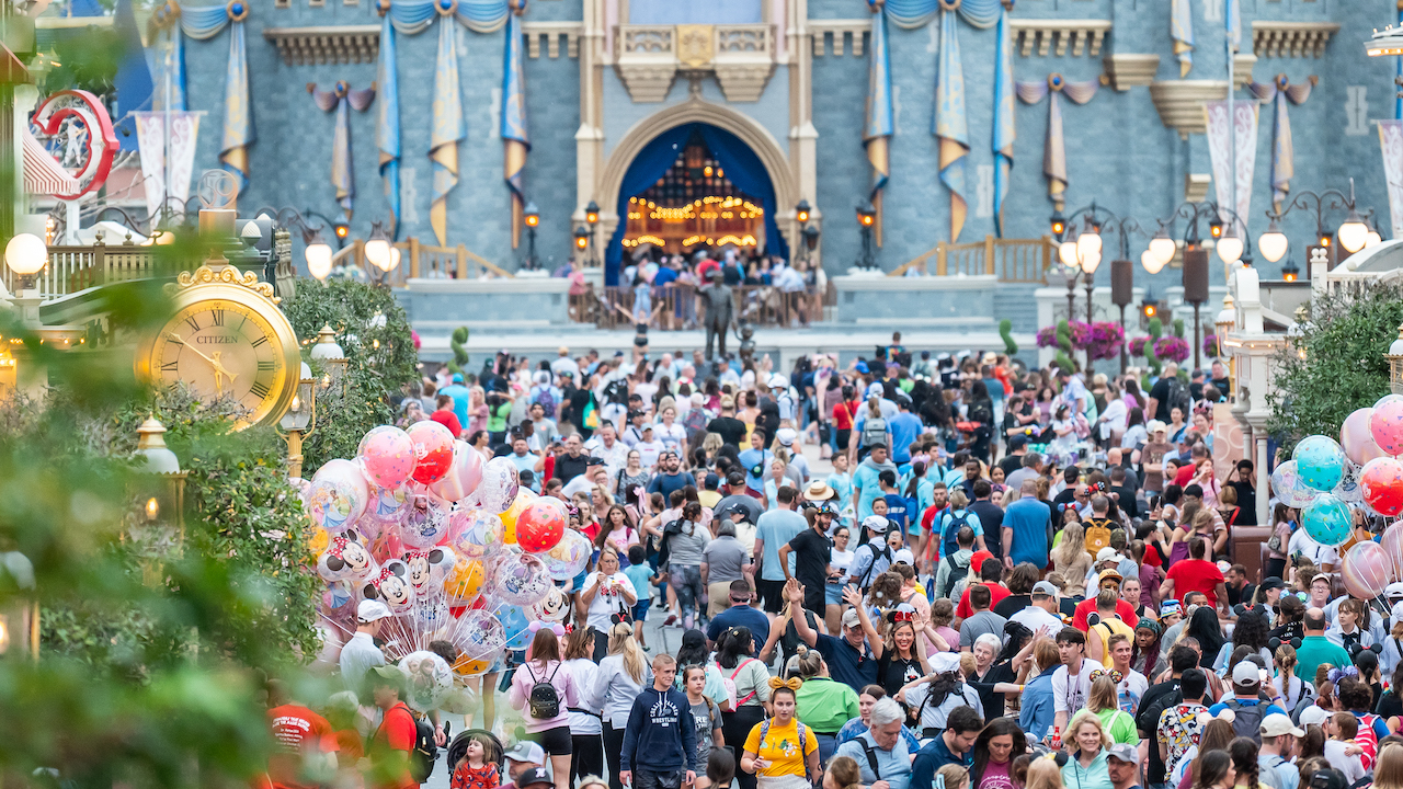 Crowds2_Hero
